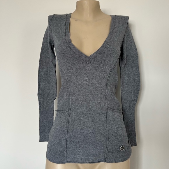 Guess V-Neck Sweater. - Picture 1 of 8